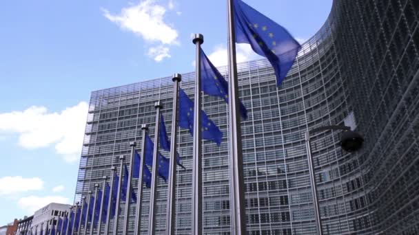 在布鲁塞尔欧洲联盟委员会前飘扬的欧洲旗帜 — 图库视频影像