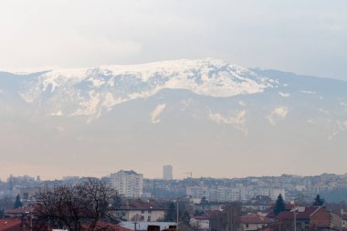Sis şehri Vitosha Dağı kış atmosferik parçacık kirliliği yüksek düzeyde gösteren arka planda