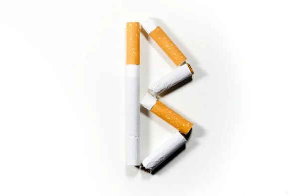 Sigarette piegate a forma di lettera "B" su fondo bianco — Foto Stock