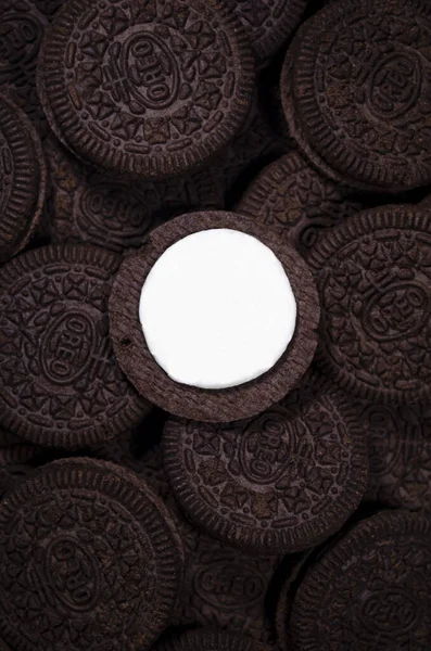 A lot of brown oreo cookies with white filling — Stock Photo, Image