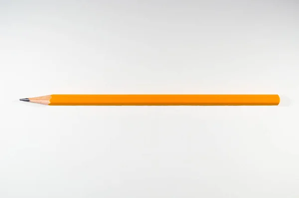 Lápis laranja isolado em um fundo branco — Fotografia de Stock