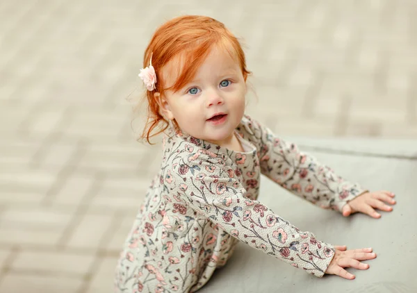 Bébé fille aux cheveux roux portrait en gros plan — Photo