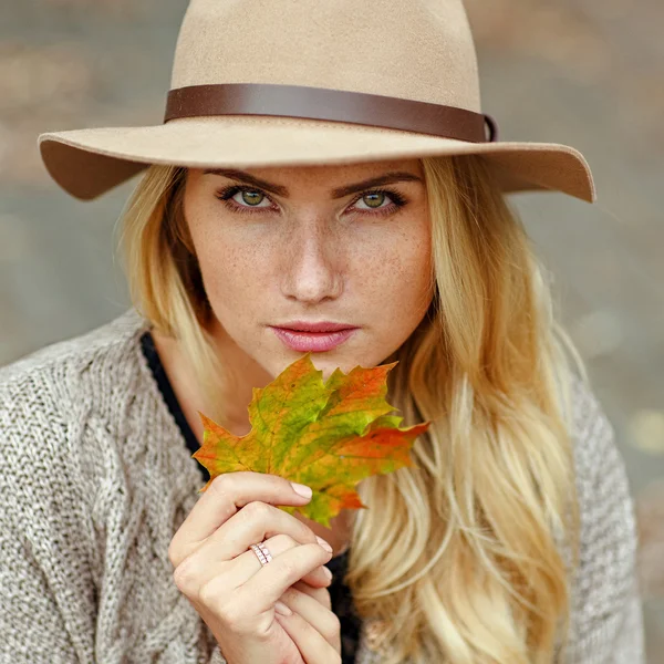 Porträt einer jungen blonden Frau mit Sommersprossen, die einen Hut in T trägt — Stockfoto