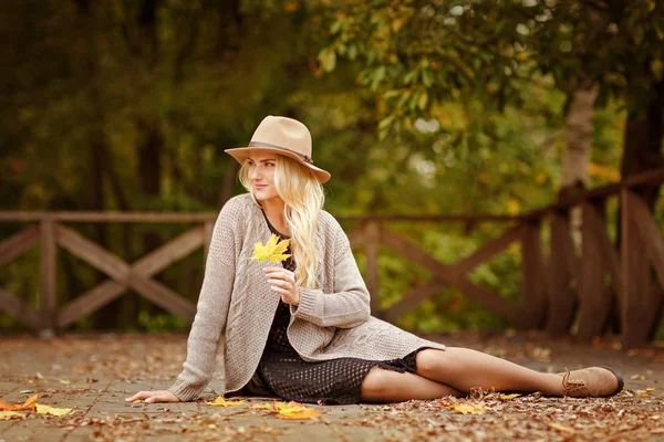 Porträtt av en ung blond kvinna med fräknar hatt i t — Stockfoto