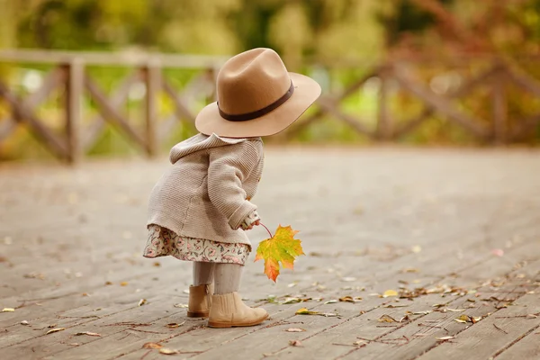 Roodharige meisje buiten het dragen van een hoed in de herfst — Stockfoto