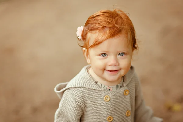 红发的宝贝女孩微笑，特写肖像 — 图库照片
