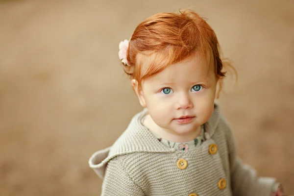 Bébé fille aux cheveux roux portrait en gros plan — Photo