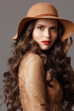 Parlak saçlar ve şapkası kırmızı dudaklı, clo ile seksi güzel kız