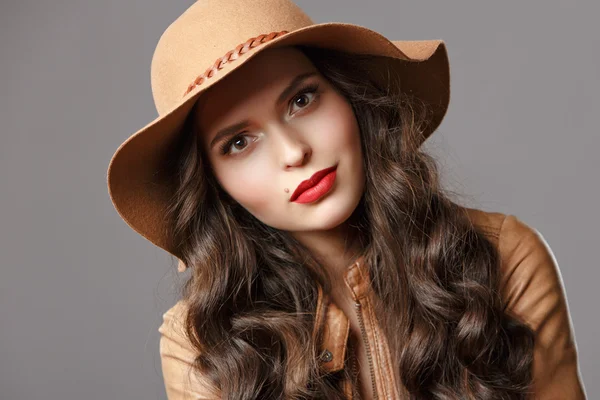 Sexy hermosa chica con pelo brillante y un sombrero con labios rojos, clo —  Fotos de Stock