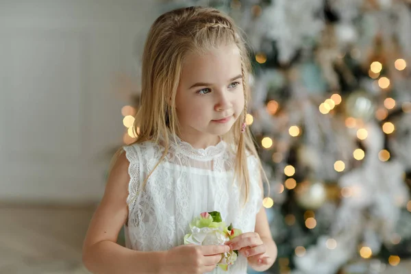 Retrato de la niña rubia hermosa, luces del árbol de Navidad i — Foto de Stock