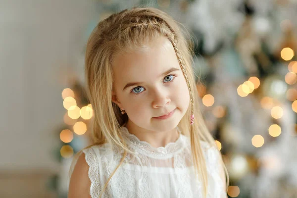 Retrato de pequena menina loira bonita, luzes de árvore de Natal i — Fotografia de Stock