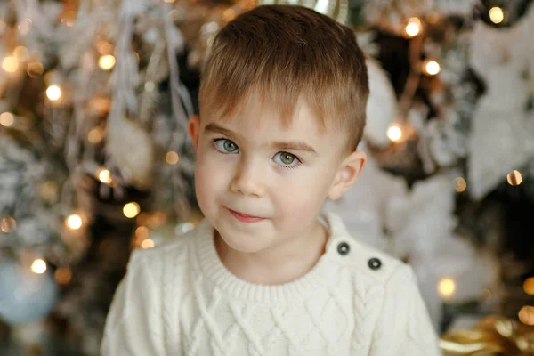O bebê menino encantador perto da árvore de Natal, close-up portr — Fotografia de Stock
