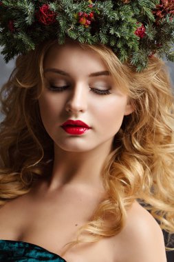 Öğe, dikey, kırmızı dudaklar ile göz alıcı bir kızın bedeni bir çelenk