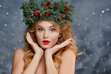 Öğe, dikey, kırmızı dudaklar ile göz alıcı bir kızın bedeni bir çelenk