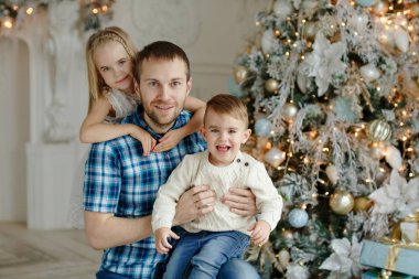 Baba oğlu ve kızı arka plan üzerinde sarılma sakallı 