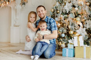 Baba oğlu ve kızı arka plan üzerinde sarılma sakallı 