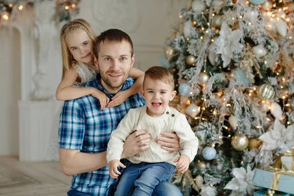 Baba oğlu ve kızı arka plan üzerinde sarılma sakallı 