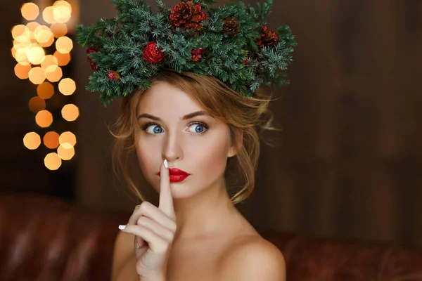 Retrato de uma menina glamourosa com lábios vermelhos com uma grinalda de Chri — Fotografia de Stock