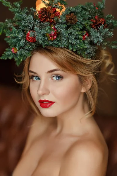 Retrato de uma menina glamourosa com lábios vermelhos com uma grinalda de Chri — Fotografia de Stock