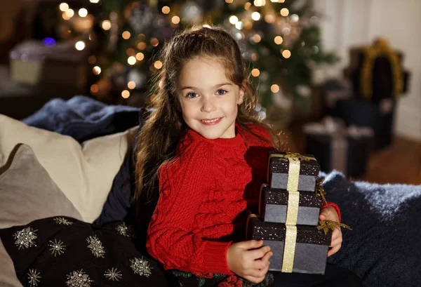 Velmi krásné dlouhé vlasy dívka úsměvy a drží dárek v novém — Stock fotografie