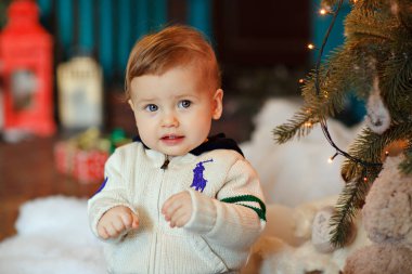 Küçük çocuk Noel tombul yanakları gülümsüyor. İç 