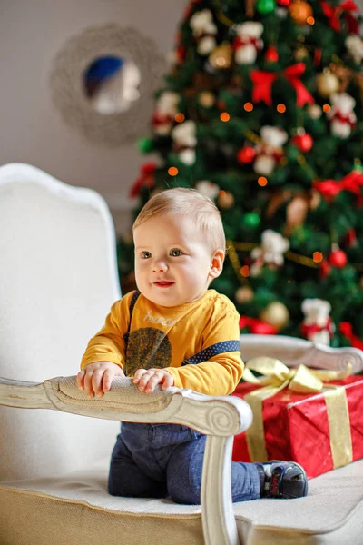 Menino com bochechas gordinhas sorri no Natal — Fotografia de Stock