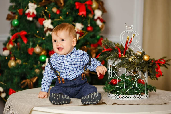 Menino com bochechas gordinhas em camisa azul sorrindo no Natal — Fotografia de Stock