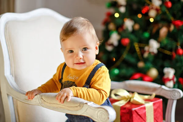 Menino com bochechas gordinhas sorri no Natal — Fotografia de Stock