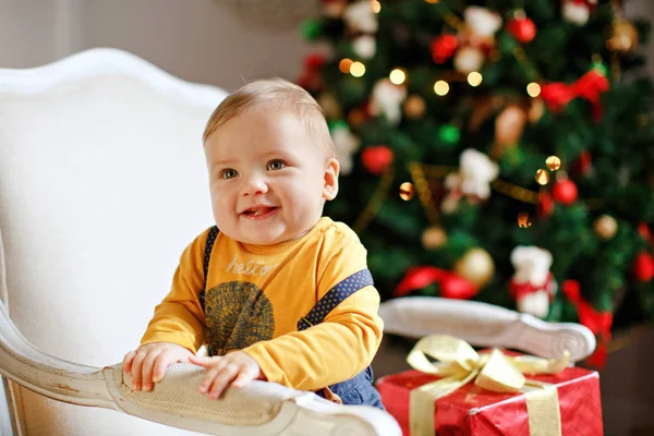 Menino com bochechas gordinhas sorri no Natal — Fotografia de Stock