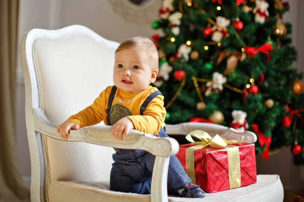 Menino com bochechas gordinhas sorri no Natal — Fotografia de Stock