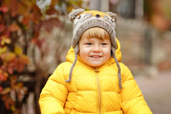가 노란 재킷 미소에 작은 아기 — 스톡 사진
