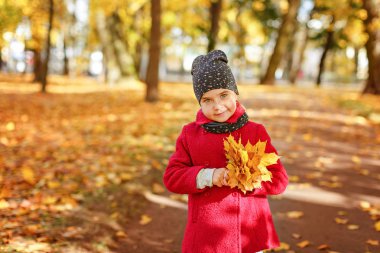 Sonbahar ceket parkta gülümseyen küçük kız