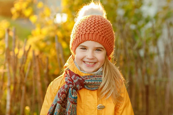 Niña con abrigo en otoño en el parque riendo feliz — Foto de Stock