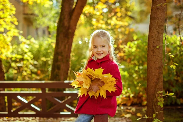 Dziewczynka w płaszcz jesień w parku, roześmiany szczęśliwy — Zdjęcie stockowe