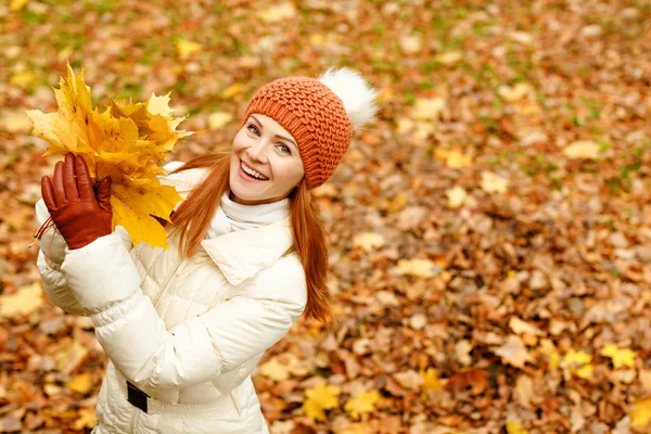 Rudowłosa kobieta uśmiecha się zadowolony jesień — Zdjęcie stockowe