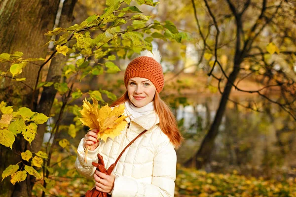 Rudowłosa kobieta uśmiecha się zadowolony jesień — Zdjęcie stockowe