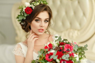 Beyaz elbiseli, çelenk ile gülümseyen güzel esmer kız bir