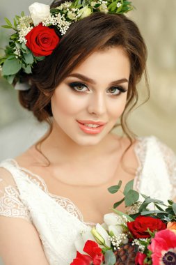 Beyaz elbiseli, çelenk ile gülümseyen güzel esmer kız bir