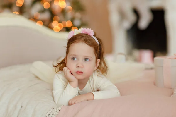 Niña pequeña niña sentada en una silla en el tocador — Foto de Stock