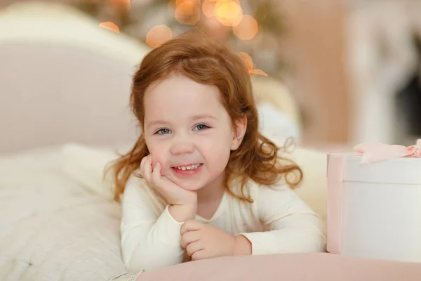 Niña pequeña niña sentada en una silla en el tocador — Foto de Stock