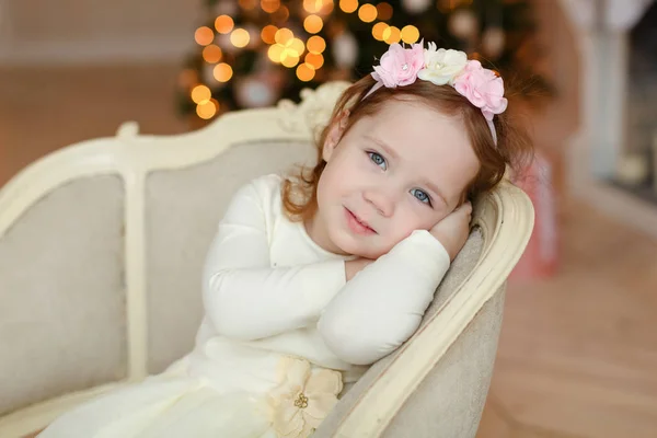 Küçük kız küçük kız soyunma masada bir sandalyede oturan — Stok fotoğraf