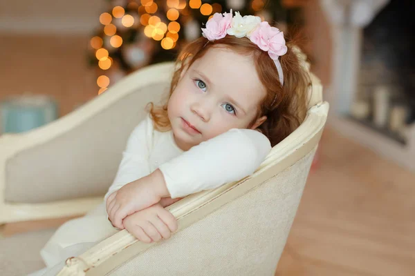 Niña pequeña niña sentada en una silla en el tocador — Foto de Stock