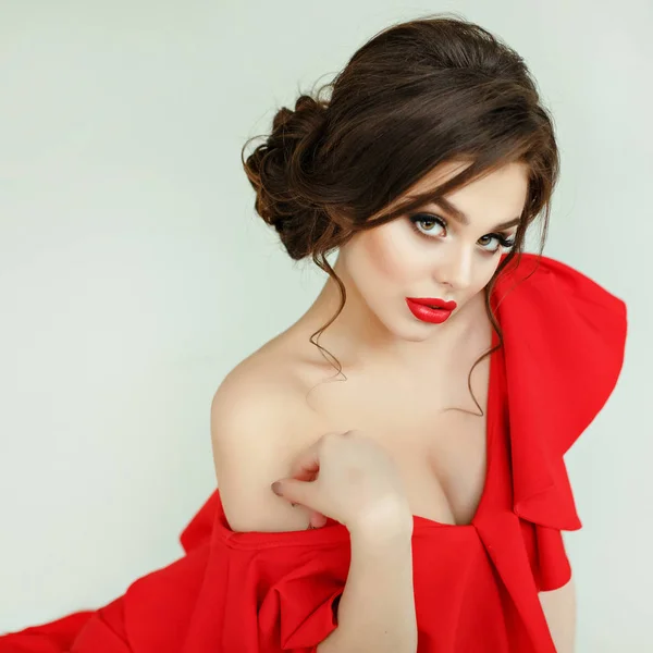 Елегантна сексуальна брюнетка дівчина в червоній сукні лежить на підлозі, вул — стокове фото