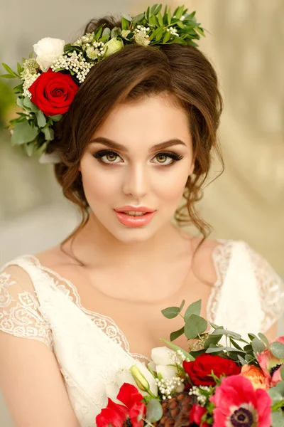 Hermosa chica morena sonriendo en un vestido blanco, con una corona de un — Foto de Stock