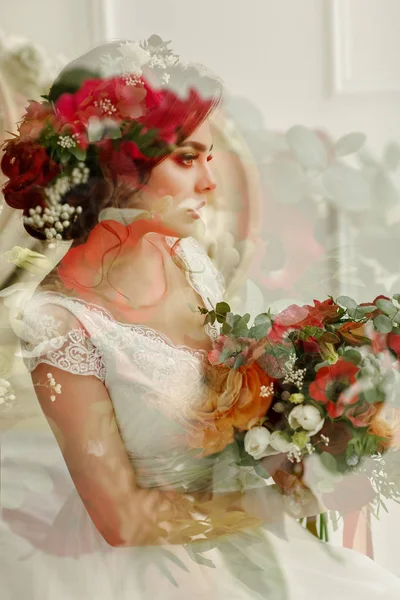 Menina morena lindo em um vestido branco, com uma coroa de flores e um bou — Fotografia de Stock