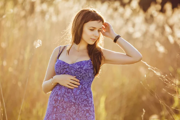Piękna kobieta w ciąży przetargu uśmiecha się i cieszy się słoneczne lato — Zdjęcie stockowe