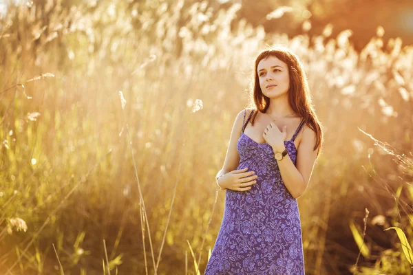 Piękna kobieta w ciąży przetargu uśmiecha się i cieszy się słoneczne lato — Zdjęcie stockowe