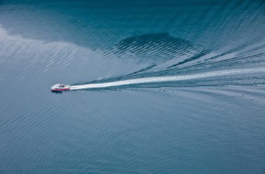 Norveç'te mavi fiyort tekne yüzen