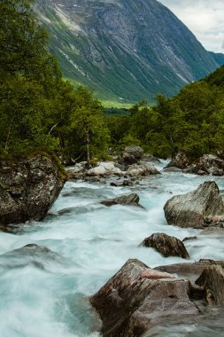 F etkisi ile Norveç'te çok güzel güçlü şelale