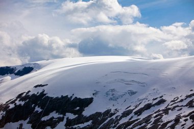 Norveç'te karlı dağlar